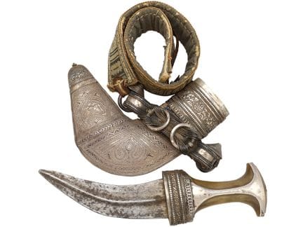 UN PUGNALE JAMBIYA D'EPOCA CON INSERTI IN ARGENTO,
