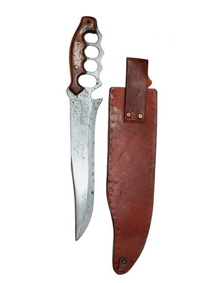 UN GRANDE COLTELLO BOWIE CON IMPUGNATURA A TIRAPUG