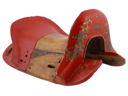 SELLA GIAPPONESE IN LEGNO LACCATO DI ROSSO, PERIOD