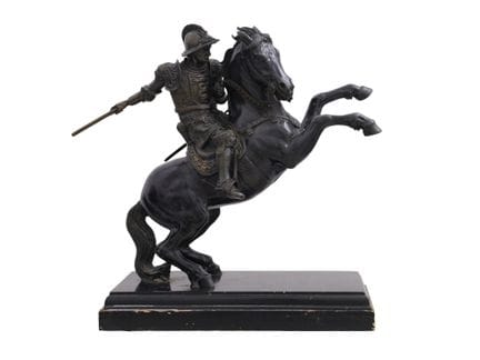青铜雕塑《Il Cavallo》，描绘了一位骑在扬蹄骏马上的骑士，仿照列奥纳多·达·芬奇的风格

一