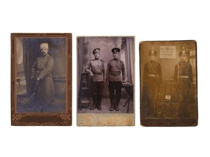UN GRUPPO DI TRE FOTOGRAFIE DI SOLDATI DELL’IMPERO