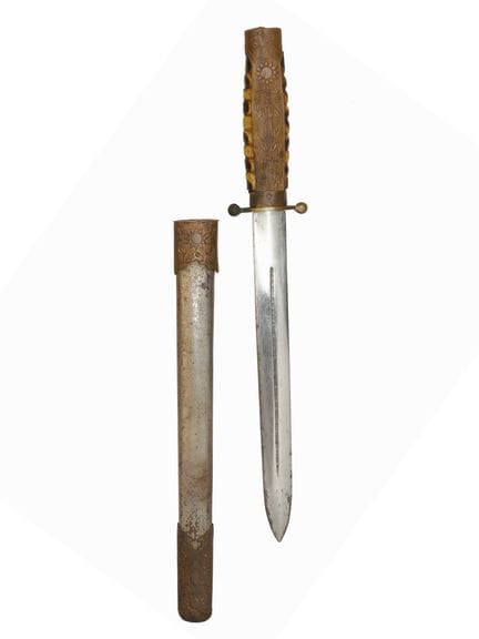 UN PUGNALE DELL’ESERCITO NAZIONALE RIVOLUZIONARIO 