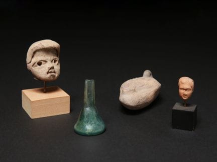 Lámpara de aceite, dos cabezas de terracota y un f