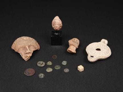 9 monedas, 1 dado, 1 cabeza, 1 fragmento de rostro