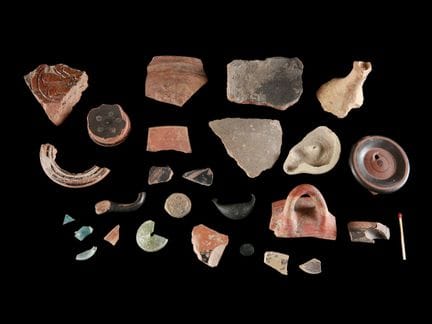 Fragmentos arqueológicos, broche «Sanguisuga» y fr