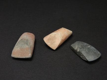 3 hachas de piedra del Neolítico
Sin base / withou