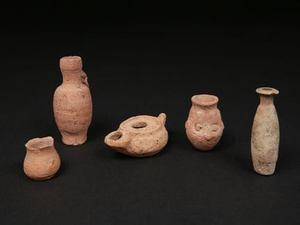4 vasijas y una lámpara de aceite
Romana / Griega

