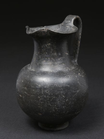 Oinochoe etrusco de bucchero
Sin peana / without b