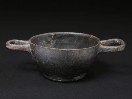 Skyphos griego
Sin peana / without base
Terracota.