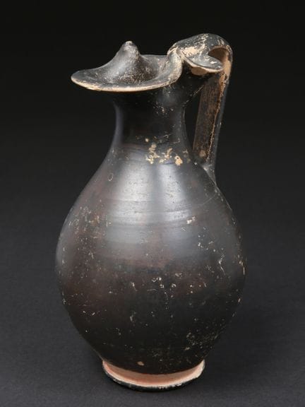 Oinochoe apuliano de tipo «bucchero» (jarra con fo