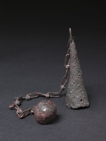 Cabeza de maza vikinga sujeta a una cadena
Sin pea
