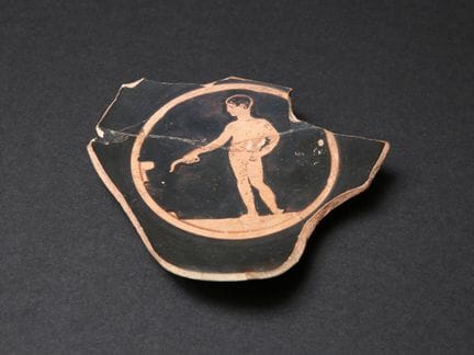 Fragmento de una cílice ática de figuras rojas
Sin
