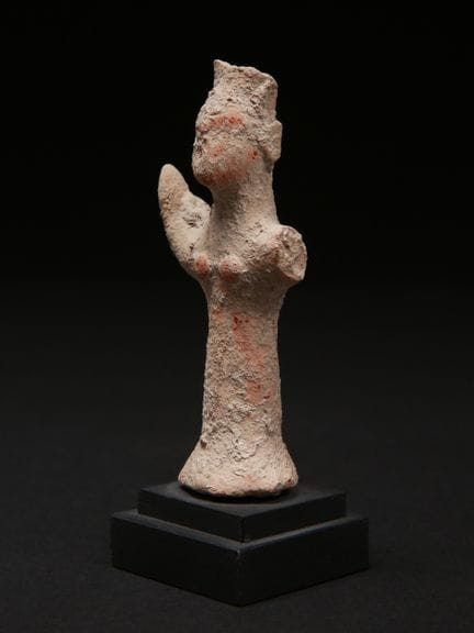 Böotisches Terrakotta-Idol, stehend
Mit Sockel / w