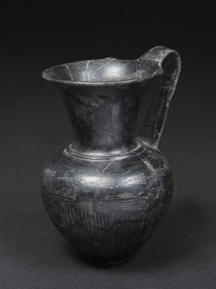 Oinochoe etrusco de bucchero
Sin peana / without b