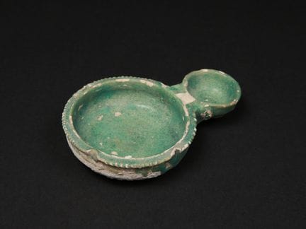 Lámpara de aceite (?) con esmalte verde
De estilo 