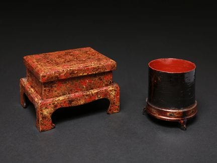 Boîte laquée de style Wakasa-nuri et porte-pinceau