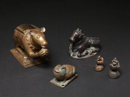 3 figurines en bronze et 2 poids à opium, « hintha