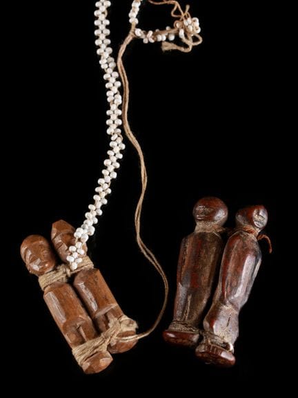 2 paires de figurines miniatures, amulettes
Akan. 