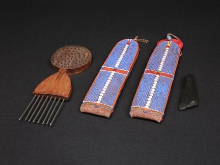 Pierre noire, peigne et brosse à ongles, ainsi qu'