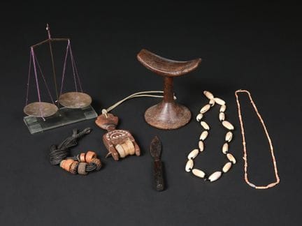 7 objets ethnographiques d'origines diverses
Avec 
