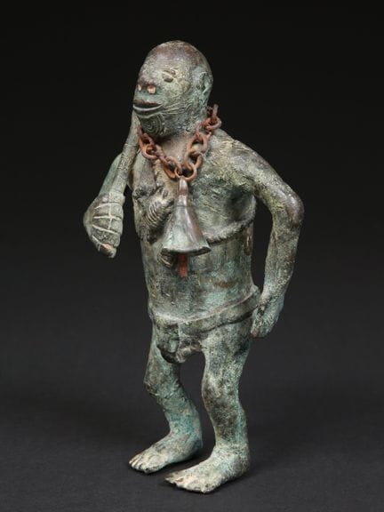 Statue masculine en bronze avec une houe, des amul