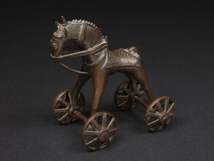 Jouet de temple en forme de cheval sur roues 
Guja