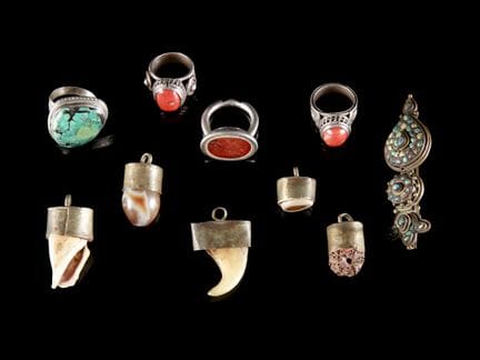 5 pendentifs, quatre bagues et une broche
Tibet
Sa