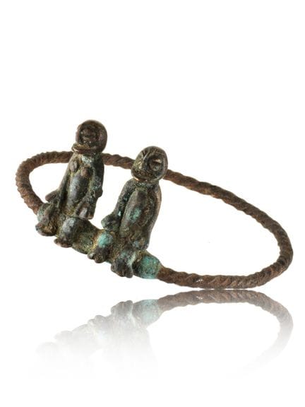 Bracelet représentant un couple de personnages ass