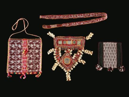 1 parure frontale, deux pochettes en feuilles de c