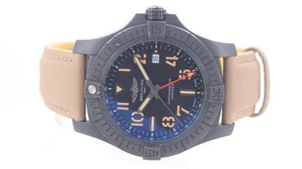 Breitling Avenger GMT Automático Ref. V32395 Marca