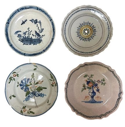 Ensemble de quatre assiettes en faïence émaillée p