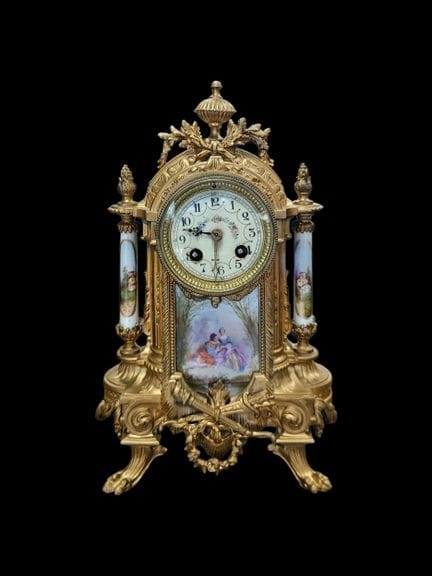 Standuhr aus vergoldeter Bronze und vielfarbig ema