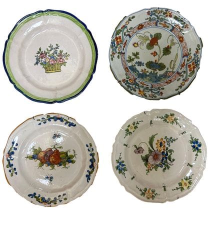 Ensemble de quatre assiettes en faïence émaillée p