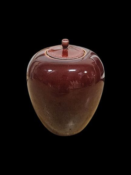 CHINA
Red-glazed ceramic lidded pot
Mark engraved 