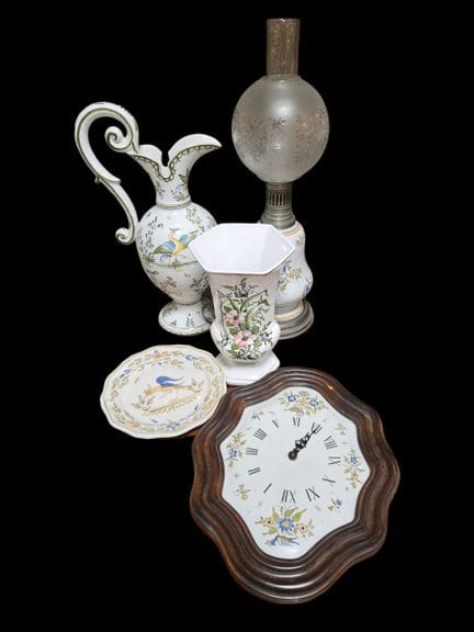 MOUSTIERS
Vase, Krug, Untersetzer, Petroleumlampe 