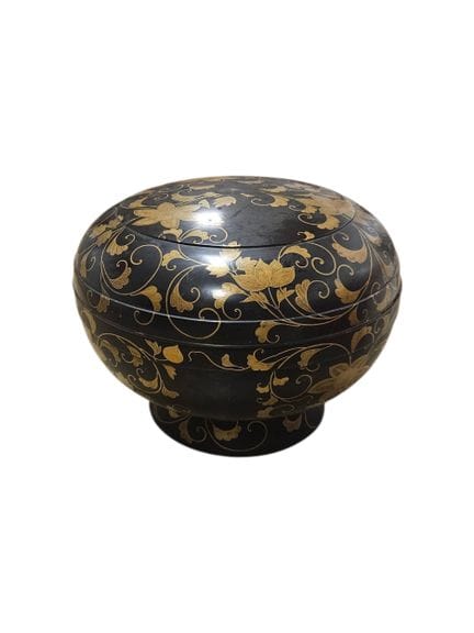CHINA
Large, lidded box in the shape of a flattene