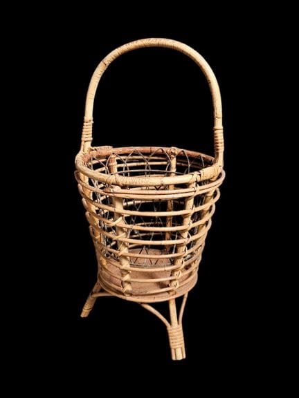 Single-handled basket made of bent and dyed wicker