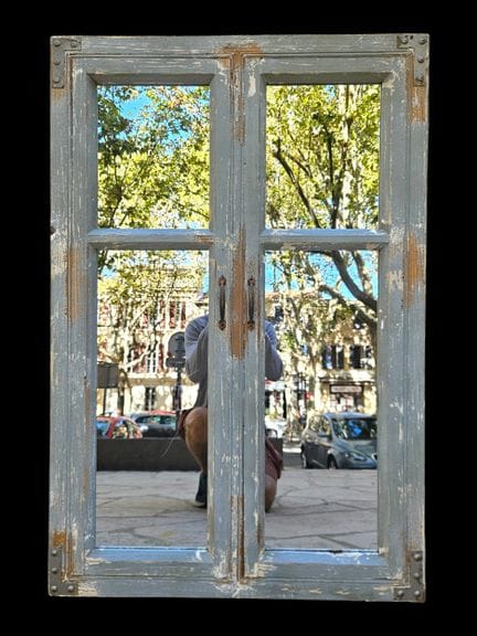 Ancienne fenêtre en bois rechampi gris à quatre co
