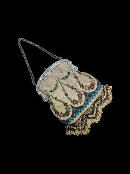 Minaudière en perle réticulé à décors de guirlande