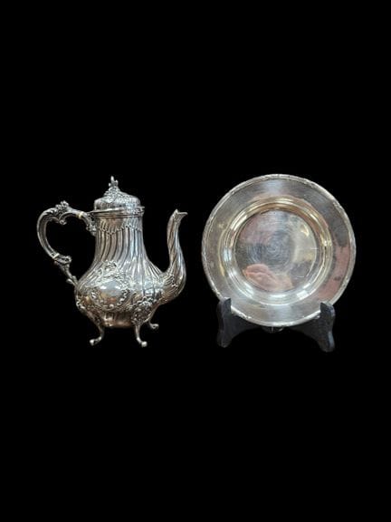 Silver set consisting of a cup and a teapot
Minerv