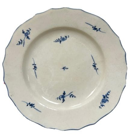 CHANTILLY
Assiette en porcelaine tendre à décor di