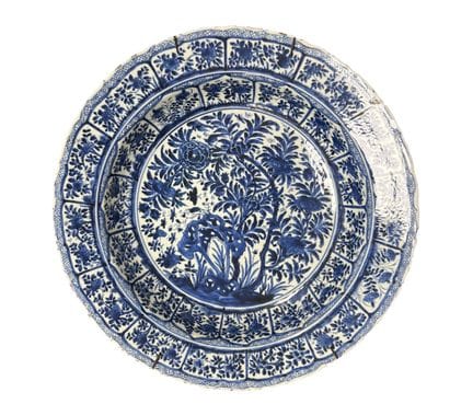 Plat creux chantourné en porcelaine et émaux bleu 