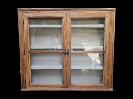 带装饰线条的胡桃木餐具柜上部，配有两扇带玻璃的柜门
高：105.5厘米
宽：122厘米
深：17.5