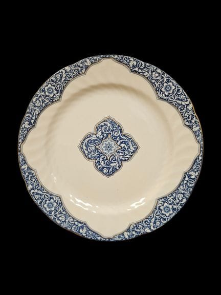 GIEN 
Polychrome earthenware dinner service consis