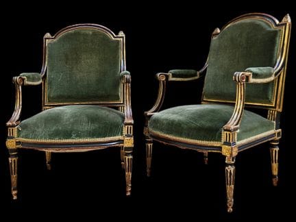 Pair of Queen-style armchairs in wood with carved 