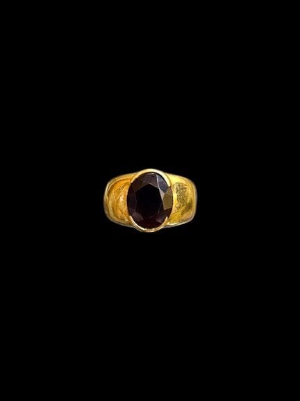 750°/°° yellow gold half-band ring set with an ova