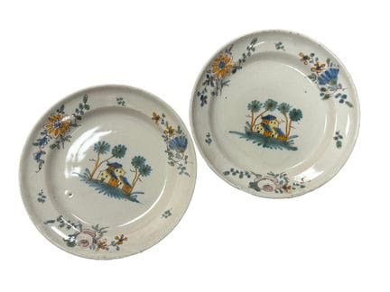 Paire d'assiettes en faïence émaillée polychrome à