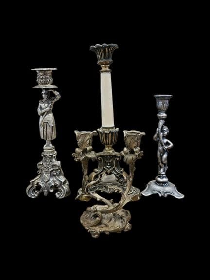 Ensemble de quatre bougeoirs dépareillés en étain,