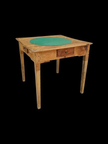 Tavolo da gioco in pino intagliato, modellato e ti