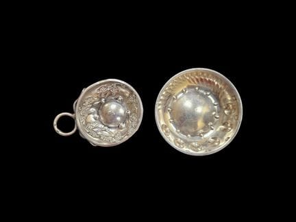 Two 925 sterling silver wine glasses 
Weight: 98 g